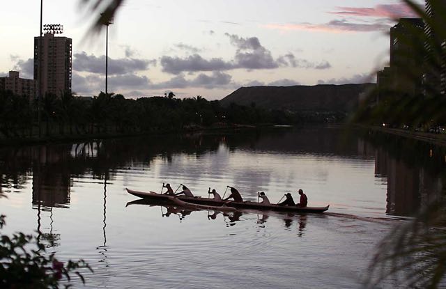 canoe on the Ala Wai_7449.jpg